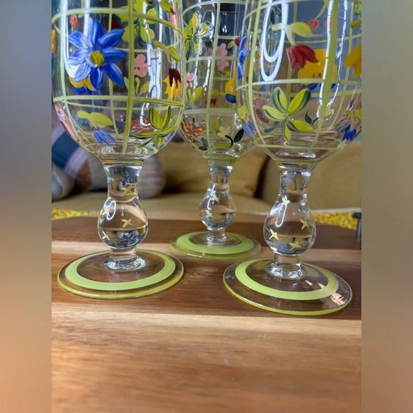 Three hand painted wine glasses - Picture 4 of 4